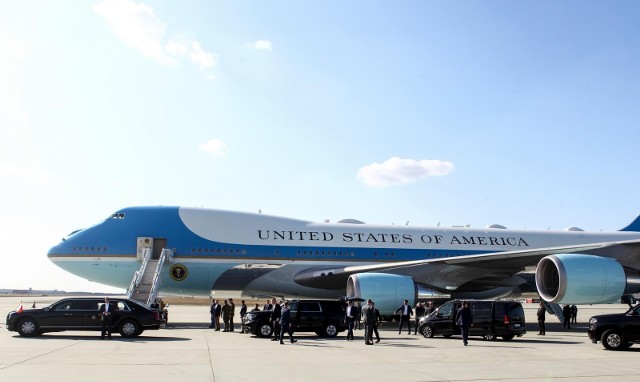 Joe Biden składa ponowną wizytę w Polsce. Przyleci specjalnym prezydenckim samolotem. Air Force One to prawdziwy latający Biały Dom. Jakie sekrety skrywa potężna maszyna, którą prezydencji USA przemieszczają się po świecie?Na zdjęciu: samolot prezydenta USA Joego Bidena, na lotnisku w Jasionce, marzec 2022.