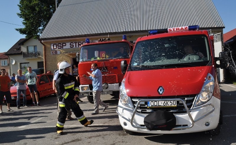 Druhowie z OSP Strojec (gm. Praszka) dostali nowiutki wóz...