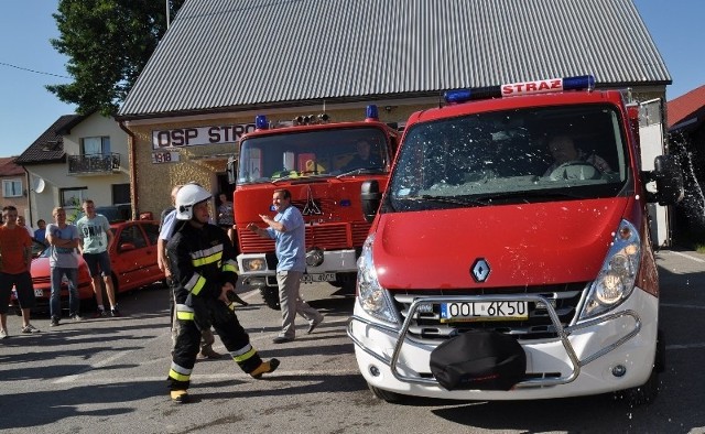 Druhowie z OSP Strojec (gm. Praszka) dostali nowiutki wóz strażacki. Jest to lekki samochód ratowniczo-gaśniczy Renault Master.