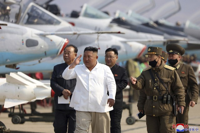 Zdjęcie opublikowane przez północnokoreański rząd. ma przedstawiać Kima Dzong Una 12 kwietnia podczas jego wizytacji bazy ochrony powietrznej na zachodzie kraju.