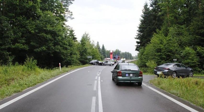 Wypadek w Świerczowie. W zderzeniu czterech pojazdów dwie osoby zostały ranne. 70-latka zmarła w szpitalu
