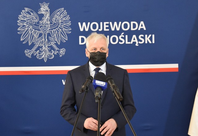 Informacje o aktualnej sytuacji pandemii koronawirusa COVID-19 przekazał Jarosław Obremski, wojewoda dolnośląski.