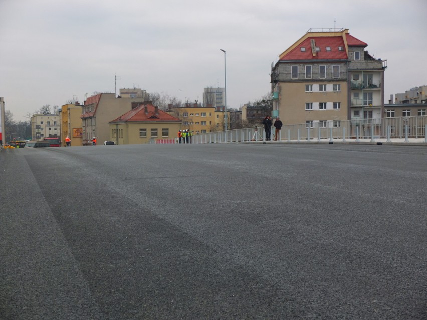 Trwają próby obciążeniowe mostu na ulicy Niemodlińskiej w Opolu. W piątek otwarcie? [wideo, zdjęcia]