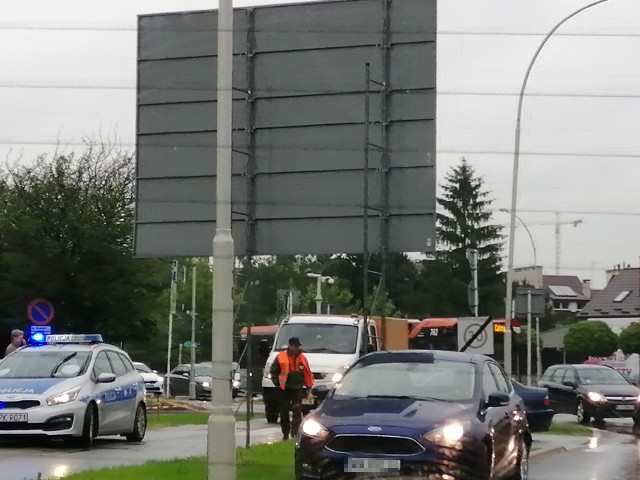 Przed godz. 17 na rondzie w pobliżu al. Niepodległości w Rzeszowie doszło przed chwilą do kolizji dwóch osobówek. - Od razu zaczęły się robić korki - ostrzega internauta Waldemar, który podesłał nam parę zdjęćZOBACZ TEŻ: Tragiczny wypadek w Tarnobrzegu. Zginęło roczne dziecko, kobieta ciężko ranna