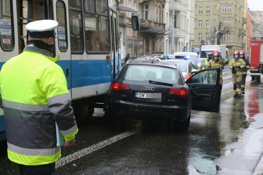Wypadek tramwaju i samochodu na Sienkiewicza (ZDJĘCIA)