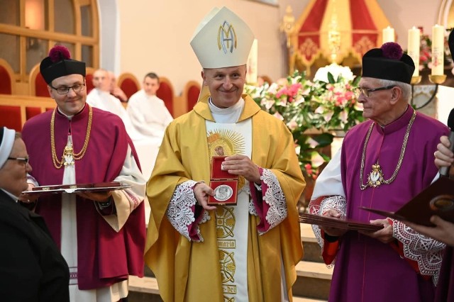 Biskup Marek Solarczyk w czwartek podczas odpustu w Ostrej Bramie w Skarżysku. Więcej z wyjątkowej uroczystości na kolejnych zdjęciach.