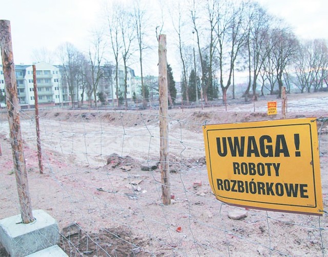 Dziura w ziemi po wyburzonym koszarowcu przy ul. Polnej. Tu planowano budowę nowej komendy szczecineckiej policji.