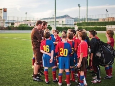 Przez boisko szkółki piłkarskiej Barcelony przewinęła się masa uzdolnionych dzieci. Niektóre z nich to dziś największe nazwiska w piłkarskim światku.
