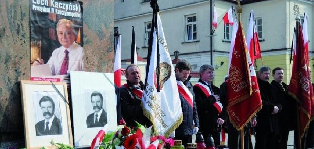 Związkowcy z Bison-Bialu zamierzają wystawiać honorowe warty codziennie, o godz. 8.56, do czasu pogrzebu wicemarszałka Krzysztofa Putry, wieloletniego pracownika "Uchwytów&#8221;. Warty przy pomniku pełnią też białostockie służby mundurowe i harcerze.