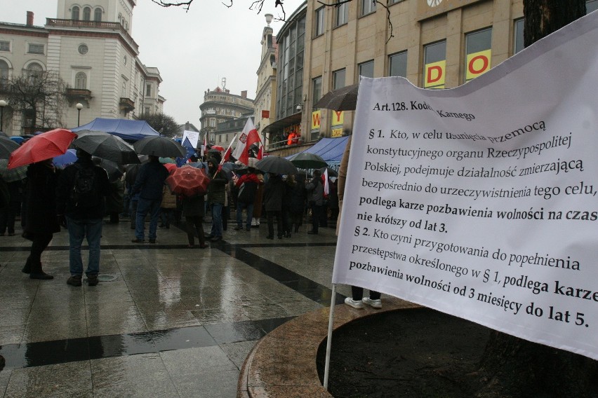 Manifestacja KOD w Bielsku-Białej w strugach deszczu [ZDJĘCIA]