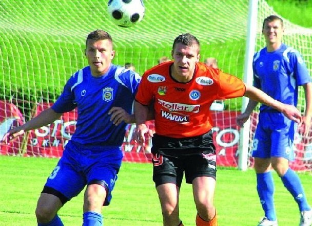 Sebastian Świerzbiński (w środku) miał bardzo udaną jesień. Wiosną chciałby powalczyć z drużyną Wigier o miano pierwszoligowego futbolisty.
