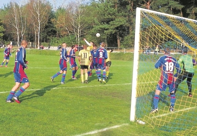 Fragment derbowego pojedynku TS Przylep - Zorza Ochla 1:1 (1:0). Akcja pod bramką gości. 