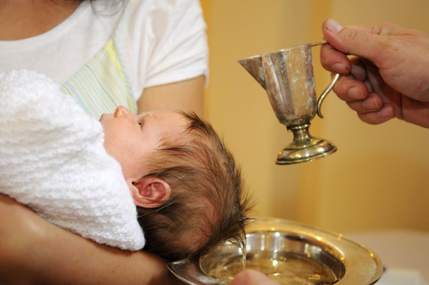 Jakie są stawki za chrzest? Sprawdziliśmy cennik usług...