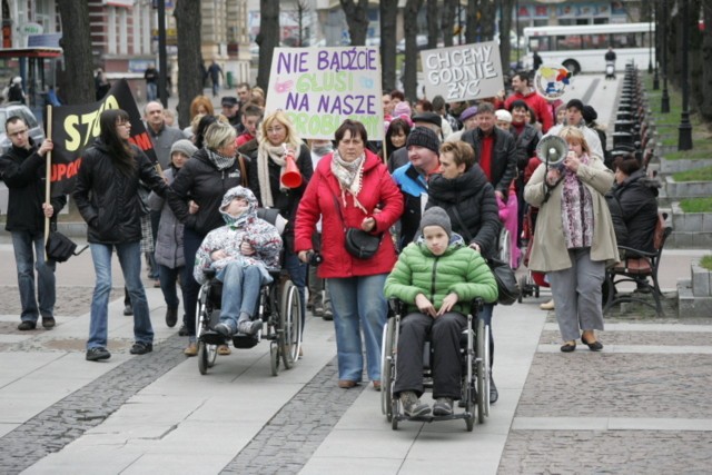 W sobotę, 22 marca przed Centrum Organizacji Pozarządowych i Ekonomii Społecznej odbyła się pikieta opiekunów osób niepełnosprawnych oraz członków organizacji pozarządowych, działających na rzecz niepełnosprawnych.