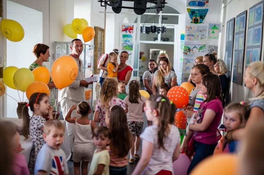 Wystawa prac dziecięcych w domu kultury w Pińczowie. Jest ponad 100 kolorowych prac