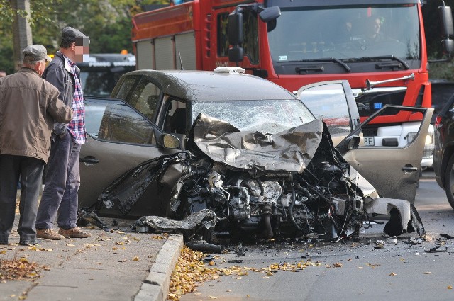 &lt;b&gt;Do dramatycznego wypadku doszło w poniedziałek, 24 października, na ul. Matejki w Gorzowie Wlkp. Zderzyły się tu dwa samochody osobowe. Dw&oacute;ch kierowc&oacute;w trafiło do szpitala, jeden z nich jest w ciężkim stanie.&lt;/b&gt;&lt;iframe src=&quot;http://get.x-link.pl/2c6958ee-f0f4-2ed8-9ca3-7c85727e24d2,2b245531-1781-2c81-bdc7-e1efbcfaf6e0,embed.html&quot; width=&quot;700&quot; height=&quot;380&quot; frameborder=&quot;0&quot; webkitallowfullscreen=&quot;&quot; mozallowfullscreen=&quot;&quot; allowfullscreen=&quot;&quot;&gt;&lt;/iframe&gt;Wypadek wydarzył się po godzinie 12.00, a poinformował nas o nim nasz Czytelnik. Widok na miejscu zderzenia jest makabryczny. Przody samochod&oacute;w są mocno rozbite. W zderzeniu uczestniczyła skoda i jeep. To właśnie skoda została najmocniej uszkodzona. Strażacy musieli użyć specjalistycznych narzędzi, żeby wydobyć kierowcę z roztrzaskanego pojazdu. Obaj kierowcy zostali odwiezieni do szpitala. &lt;iframe src=&quot;https://www.google.com/maps/d/embed?mid=1pbufDmekKtAj0rkwnm_8m5pEC6I&amp;hl=pl&quot; width=&quot;640&quot; height=&quot;480&quot;&gt;&lt;/iframe&gt;Wiadomo, że skodą kierował 30-latek. Mężczyzna jest w ciężkim stanie, ma liczne złamania i inne obrażenia. Jeepem jechał 63-letni kierowca. Jego stan jest dużo lepszy, wyszedł z uszkodzonego auta o własnych siłach. - Kierowca jeepa jest trzeźwy, stan trzeźwości kierowcy skody zostanie zbadany w szpitalu - m&oacute;wi Grzegorz Jaroszewicz z zespołu prasowego Komendy Wojew&oacute;dzkiej Policji w Gorzowie.&lt;b&gt;Zobacz też:&lt;/b&gt; &lt;b&gt;&lt;a href=&quot;http://www.gazetalubuska.pl/wiadomosci/gorzow-wielkopolski/a/tragiczny-wypadek-kolo-baczyny-dwie-osoby-nie-zyja,10496938/&quot;&gt;&lt;font color=blue&gt;Tragiczny wypadek koło Baczyny. Dwie osoby nie żyją&lt;/font&gt;&lt;/a&gt;&lt;/b&gt; Jak doszło do wypadku? Policjanci na razie są ostrożni, m&oacute;wiąc o jego przyczynach. - Ze wstępnych ustaleń wynika, że skoda zjeżdżała ulicą Matejki w d&oacute;ł, w stronę ul. Kosynier&oacute;w Gdyńskich. W przeciwną stronę jechał jeep. Z niewyjaśnionych jeszcze przyczyn skoda prawdopodobnie zjechała na przeciwległy pas ruchu i wtedy doszło do zderzenia - m&oacute;wi G. Jaroszewicz. Zastrzega jednak, że ta wersja zdarzeń będzie dokładnie analizowana przez policjant&oacute;w z drog&oacute;wki.Mieszkańcy ulicy Matejki są w szoku. - To już kolejny wypadek na tej ulicy. Kierowcy pędzą tędy na złamanie karku i p&oacute;źniej takie są skutki - m&oacute;wiła jedna z kobiet, kt&oacute;rą spotkaliśmy na miejscu wypadku. &lt;b&gt;Zobacz też:&lt;/b&gt; &lt;b&gt;&lt;a href=&quot;http://www.gazetalubuska.pl/wiadomosci/gorzow-wielkopolski/a/tragiczny-wypadek-na-s3-na-obwodnicy-gorzowa-zginela-jedna-osoba,10500667/&quot;&gt;&lt;font color=blue&gt;Tragiczny wypadek na S3 na obwodnicy Gorzowa. Zginęła jedna osoba&lt;/font&gt;&lt;/a&gt;&lt;/b&gt; &lt;center&gt;&lt;div class=&quot;fb-like-box&quot; data-href=&quot;https://www.facebook.com/gazlub/?fref=ts&quot; data-width=&quot;600&quot; data-show-faces=&quot;true&quot; data-stream=&quot;false&quot; data-header=&quot;true&quot;&gt;&lt;/div&gt;&lt;/center&gt;