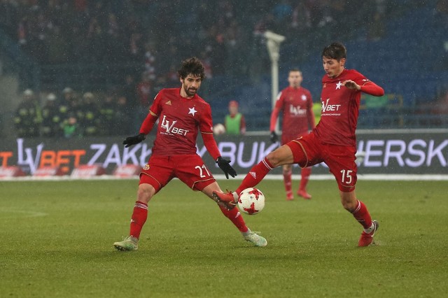 Victor Perez (z lewej) zagrał piłkę ręką w polu karnym w meczu z Bruk-Betem Termaliką Nieciecza, a Zoran Arsenić w spotkaniu z Górnikiem Zabrze