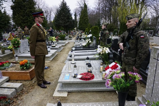 Pułkownik Dominic Morgan, brytyjski attache, oddaje hołd jeńcowi Żagania - Karolowi Bernardowi Buchwaldowi, pochowanemu na cmentarzu w Poznaniu