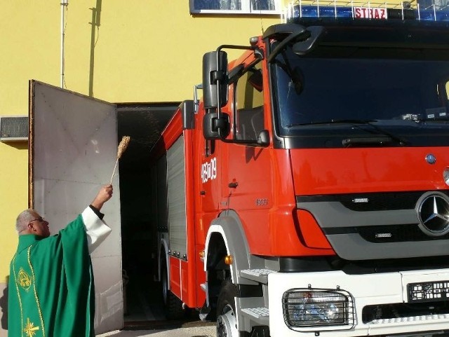 Ksiądz Tadeusz Pluta pokropił wodą święconą nowego mercedesa gaśniczego.