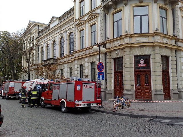 Przed budynkiem sądu stoją służby ratunkowe.