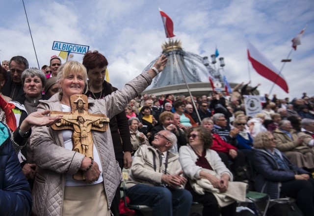 W przypadającą dziś 96. rocznicę urodzin św. Jana Pawła II w Toruniu odbyła się konsekracja kościoła pw. Najświętszej Maryi Panny Gwiazdy Nowej Ewangelizacji i św. Jana Pawła II. Na uroczystości przybyło około piętnaście tysięcy wiernych. Gośćmi specjalnymi byli między innymi szef rządu Beata Szydło, minister obrony narodowej Antoni Macierewicz. Wśród oficjeli nie zabrakło przedstawicieli lokalnej polityki, prezydenta Michała Zaleskiego i marszałka województwa Kujawsko-Pomorskiego Piotra Całbeckiego.- Myślę, że ważne jest to, że jest nas tylu tutaj, żeby wspólnie razem przeżyć coś wielkiego - mówiła premier. - Każdy z nas na swój sposób będzie radosny, roześmiany. Myślę sobie, że dobrze jest żyć w Polsce - dodała. Po chwili rozległy się okrzyki: - Tu jest Polska, tu jest Polska.Zobacz też: Konsekracja kościoła o. Tadeusza Rydzyka [zobacz zdjęcia i wideo]