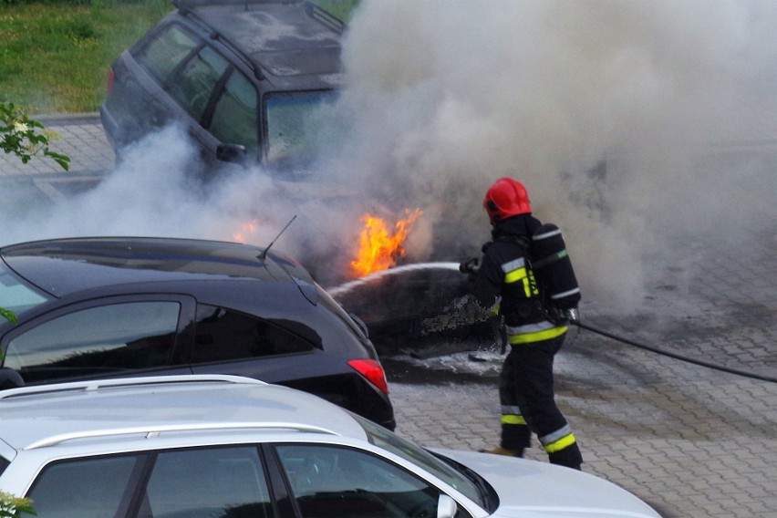 Pożar samochodu w Opolu. Audi zapaliło się na osiedlowym...