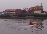 Wrocław: Plama ropy na Odrze przy mostach Warszawskich. Strażacy w akcji (ZDJĘCIA)