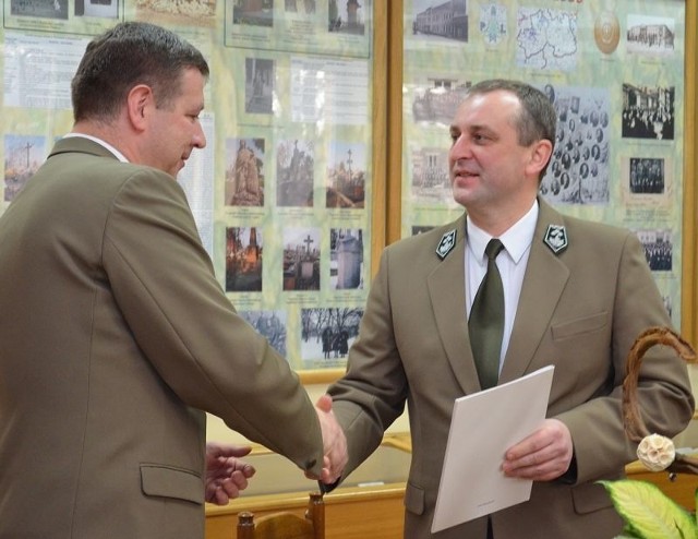 Nowego p.o. dyrektora radomskich lasów państwowych Tomasza Sota (z prawej) mianował na stanowisko dyrektor generalny lasów Adam Wasiak.