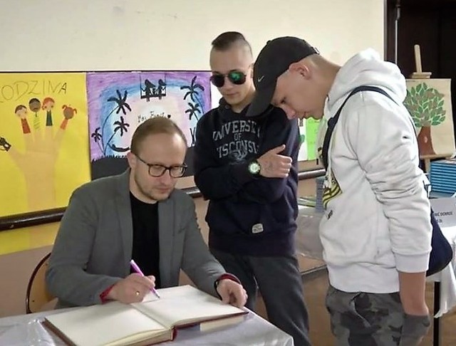 Wiktor Biliński, Mateusz Wołowski i wychowawca Paweł Skowroński wpisali się do pamiątkowej księgi 