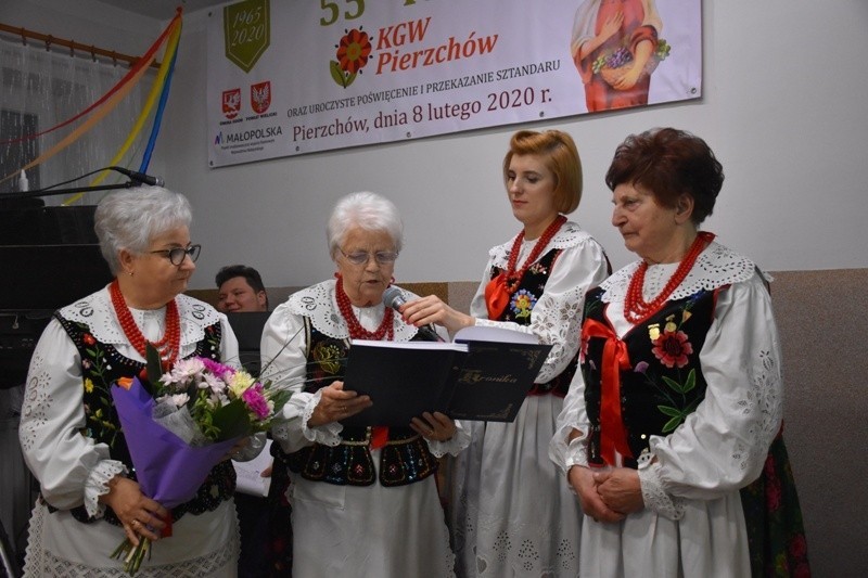 Pierzchów. Koło Gospodyń ma 55 lat. Panie otrzymały sztandar [ZDJĘCIA]