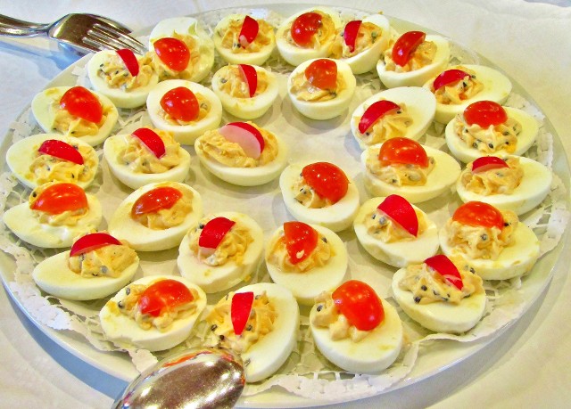Przepis na jajka faszerowane pieczarkami - produkty, sposób przygotowania