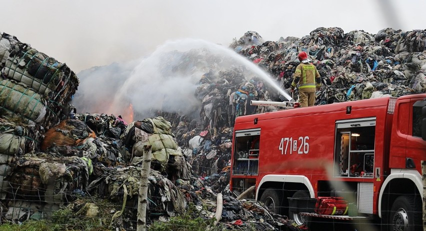 Kolejny duży pożar tekstyliów w Kamieńcu. Do akcji wyjechało 21 jednostek i blisko 100 strażaków [WIDEO]