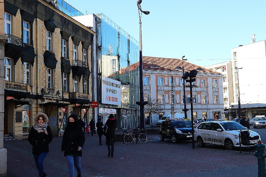 Plac Wolności w coraz większej ruinie a na remont trzeba jeszcze poczekać