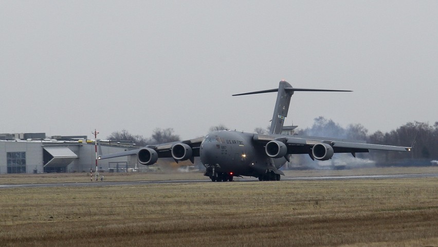Elitarna amerykańska 82 Powietrznodesantowa ląduje na lotnisku w Jasionce