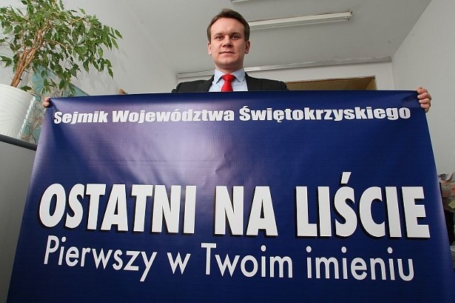 Dominik Tarczyński prezentuje hasło zainicjowanej przez siebie kampanii społecznej, połączonej z kampanią wyborczą.