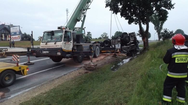 Ciężarówka transportująca gigantyczne betonowe przęsło...