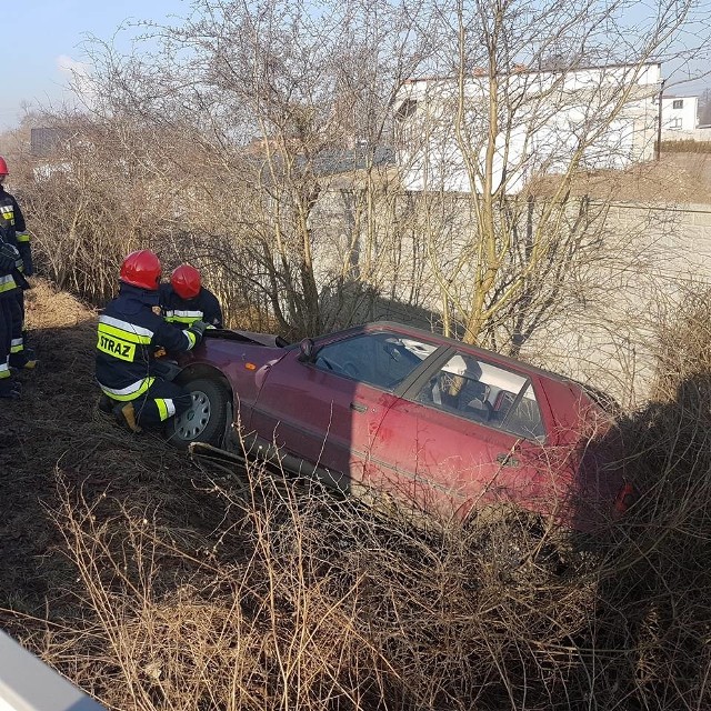 Auto znalazło się w rowie przy ul. Toruńskiej w Bydgoszczy