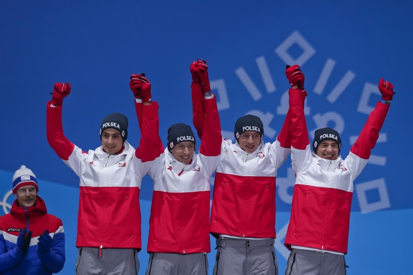 Pjongczang 2018. Polscy skoczkowie odebrali "brąz" podczas ceremonii medalowej. "Z medalem na szyi radość jest jeszcze większa" [GALERIA]