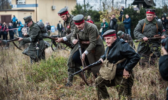 Jedną z sobotnich atrakcji obchodów 100-lecia odzyskania przez Polskę niepodległości była inscenizacja historyczna „Zdobycie pociągu pancernego pod Rynarzewem”. Zobaczcie nowe zdjęcia i wideo z widowiska!