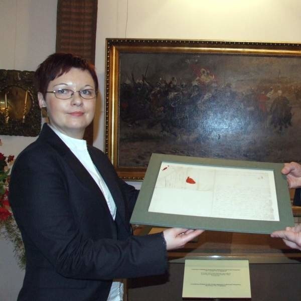 IOryginalny list Kazimierza Pułaskiego trzyma Iwona Stefaniak, dyrektor muzeum.