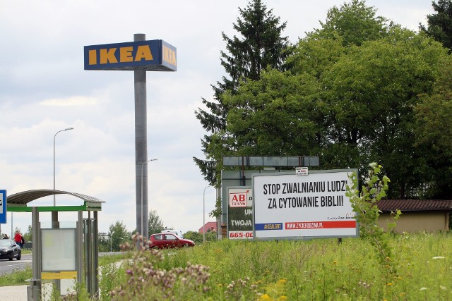 „Stop zwalnianiu ludzi za cytowanie Biblii!” - billboard o takiej treści stanął przy lubelskiej IKEA