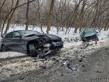 Wypadek na trasie Namysłów - Oława. BMW czołowo zderzyło się z peugeotem. Jedna osoba trafiła do szpitala