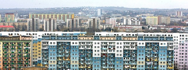 Trudno sprzedaja się np. duże mieszkania w wieżowcach z tzw. wielkiej płyty.