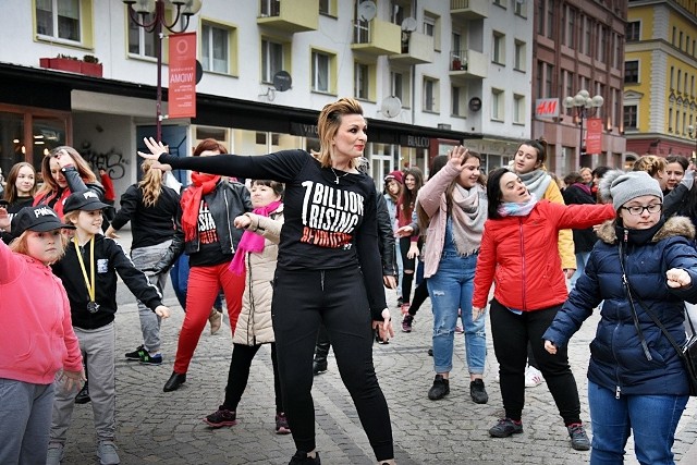 Organizatorzy zwrócili uwagę na pojęcie „zgody na seks”. Nie są nią: milczenie i brak protestu lub oporu.