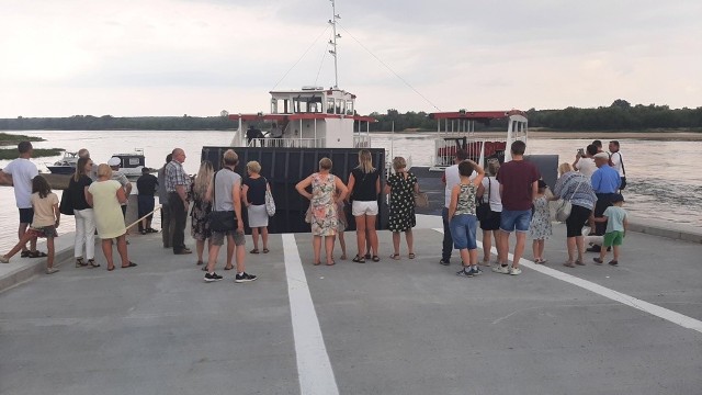 Sporo osób przyglądało się cumowaniu promu do przyczółka w Solcu Kujawskim.