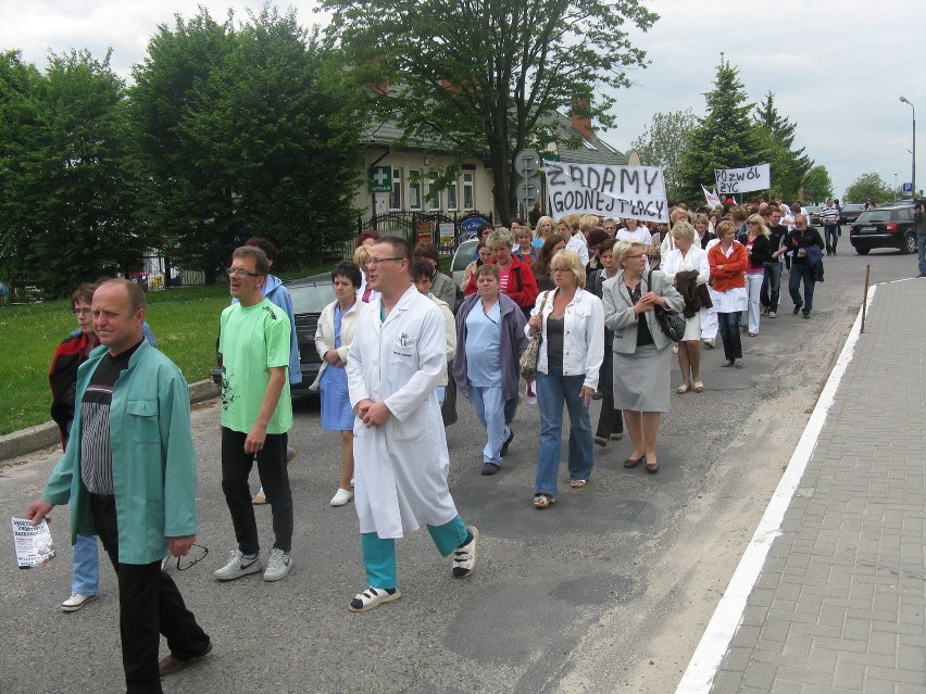 Kraśnik: Pielęgniarki i lekarze protestowali przed szpitalem