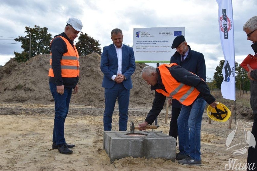 W obecności przedstawicieli władz gminy, zakładu wodociągów...