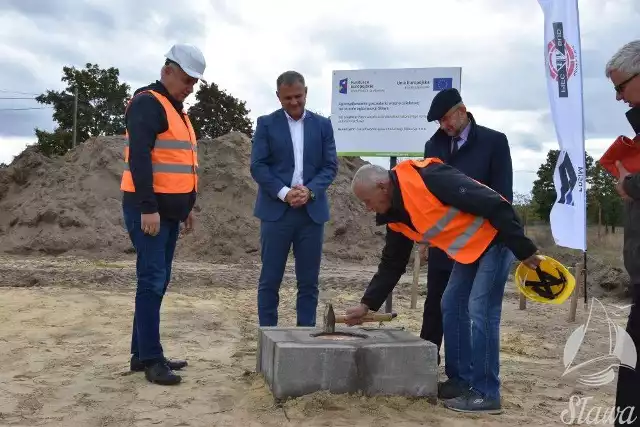 W obecności przedstawicieli władz gminy, zakładu wodociągów i księdza wmurowano kapsułę czasu