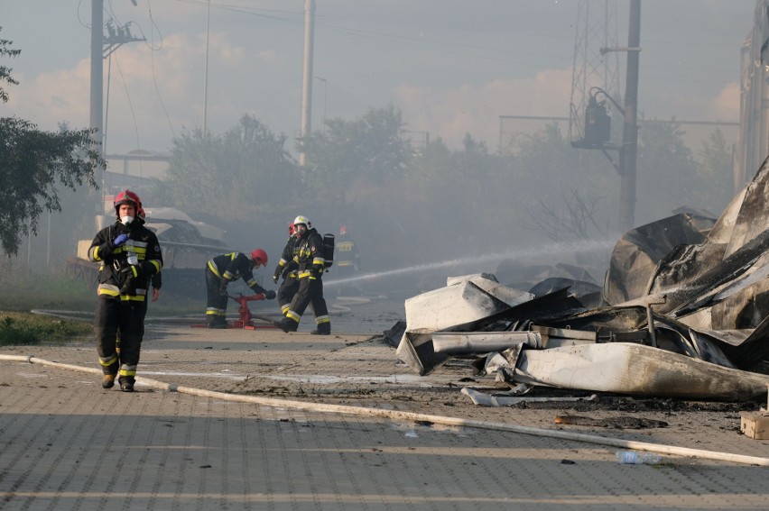 Zakrzewo: Ogromny pożar hali w stoczni produkującej jachty. Słup dymu widać z Poznania