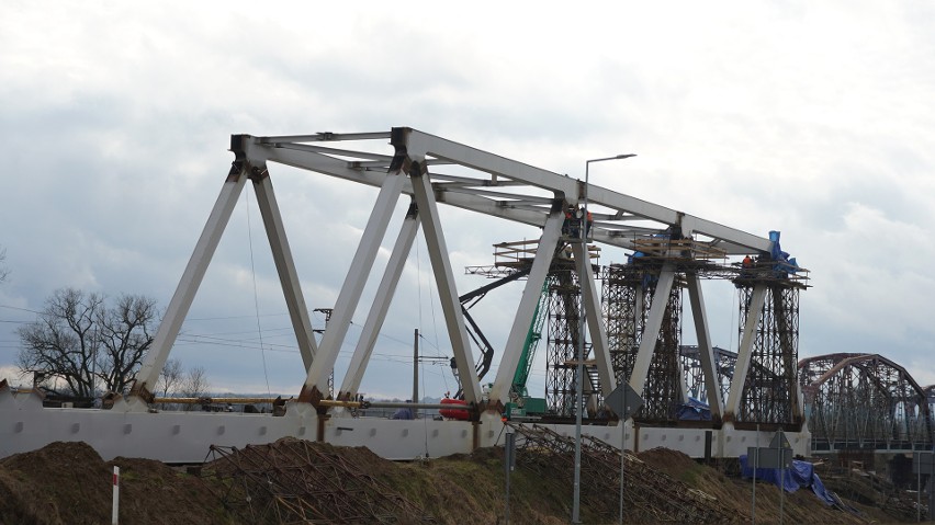 Rail Baltica. Powstaje most kolejowy nad Narwią w Uhowie. Trasę Białystok - Warszawa pokonamy pociągiem w półtorej godziny [ZDJĘCIA, WIDEO]